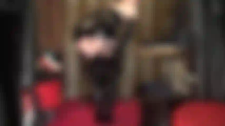 La gonna si alza, la gonna si abbassa... La padrona si siede sul tuo viso con una gonna attillata in pvc, calze, giarrettiere sexy, stivali lucidi e mutandine di pizzo.