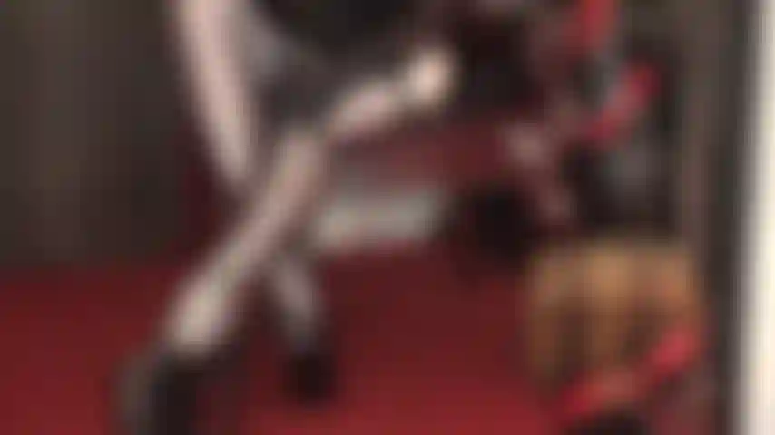 Queste gambe bollenti esigono la tua attenzione. Tacchi a zeppa, collant lucidi e strati di calze ti fanno implorare di deporre i soldi ai piedi della padrona e di essere munta tra le cosce incrociate.