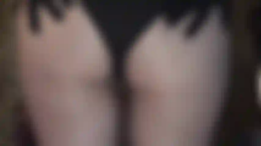 Primo piano estremamente hot del sedere rotondo e sexy della padrona vivian in collant neri super trasparenti e pantaloncini attillati.