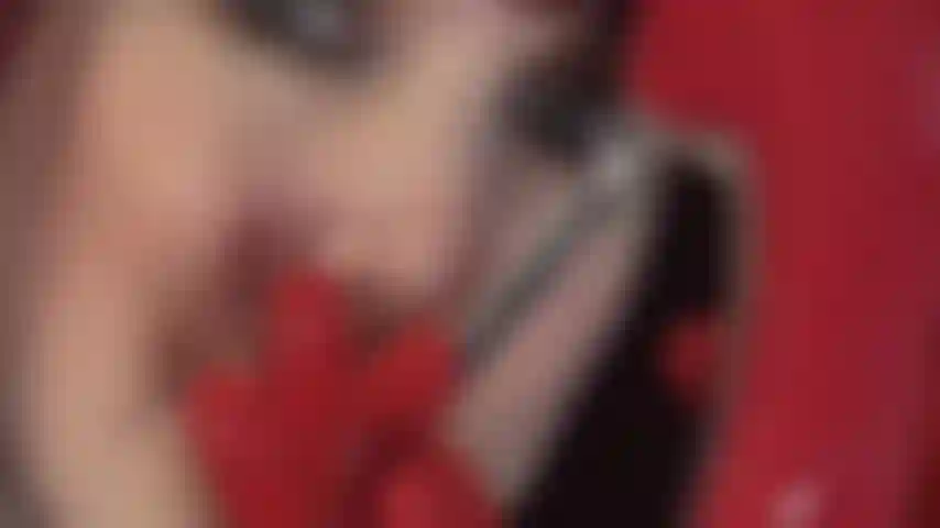 Con guanti fetish in lattice rosso e tacchi in acciaio rosso e un cazzo nero stuzzicante.