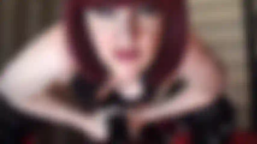 Una padrona in pvc con stivali alti fino al ginocchio che infila il suo enorme cazzo nero nel tuo culo da puttana.