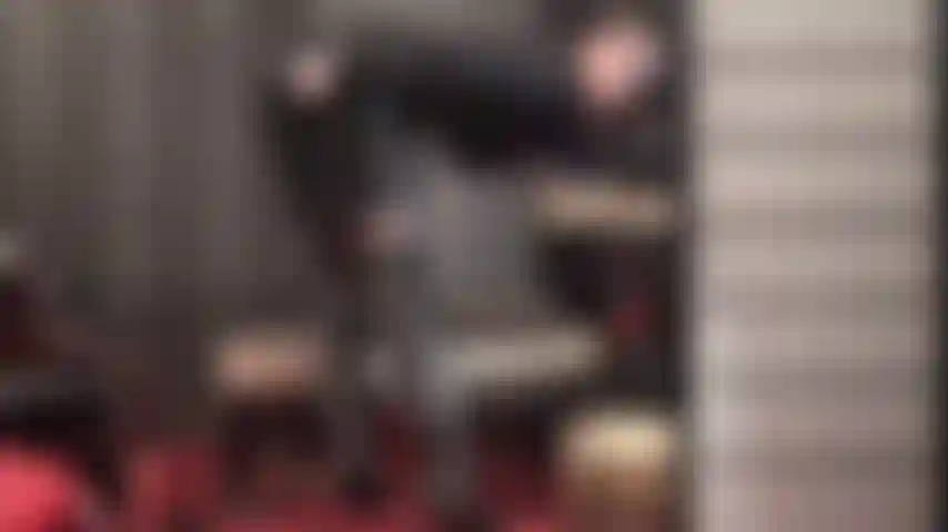 Adorazione sensuale del cuoio e sega - dopo aver lucidato la gonna di pelle e gli stivali della padrona con le mutandine di raso, lei usa questa biancheria intima setosa per masturbarti il cazzo. (Femdom, feticismo, feticismo del cuoio, stivali di pelle, guanti di pelle, sega con i guanti, adorazione del cuoio, dea del cuoio, padrona di pelle).