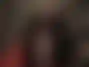 Con una splendida pelliccia nera, capelli corti e collant neri. Con una pelliccia lussuosa, la padrona stuzzica l'amante in nylon con le sue lunghe gambe e i suoi piedi sexy.