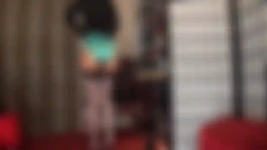 Una puttana di cazzi ha bisogno di un bel pegging duro - vestita con calze, mutandine di raso e guanti, la padrona vivian ti fa implorare un cazzo. Ti viene subito l'acquolina in bocca guardandola indossare il grande strap-on bianco stryker. Adora il cazzo della padrona!