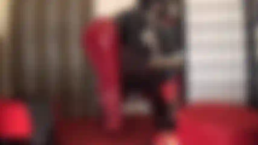 Feticista della pelle rossa: masturbazione con pantaloni e stivali di pelle rossa.