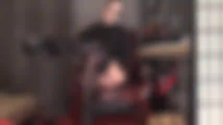 Collant neri lucidi e tacchi alti con plateau prendono il controllo della tua mente debole e del tuo cazzo duro.