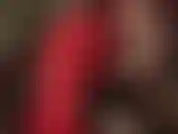 Una padrona con pantaloni di pelle sexy e camicetta di raso, e piedi lucidi color cioccolato fondente, da annusare e su cui strofinare il tuo cazzo.