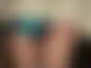 Feticista del raso lucido, dei collant lucidi e della pelliccia: guarda la tua dea stuzzicarti con il suo meraviglioso sedere in collant lucidi e pantaloncini di raso verde acqua lucidi, per poi indossare un lussuoso e morbido cappotto di pelliccia bianca.