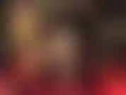 Con lunghe gambe incrociate e collant lucidi.