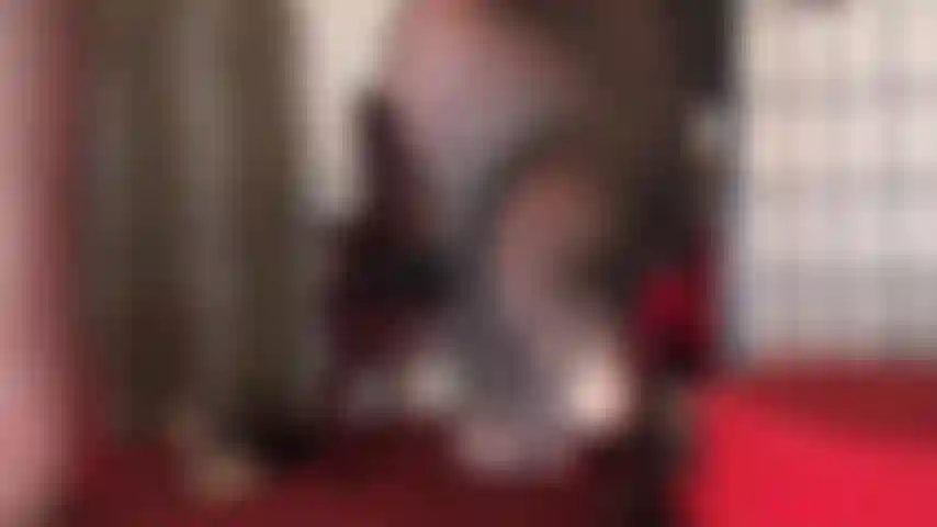 Piedi e culo in collant neri super trasparenti.