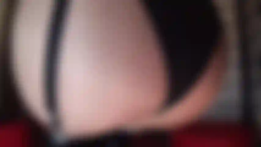 Calze con cucitura e reggicalze abbinati a pvc e stivali.