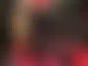 Una mistress in lattice: leggings attillati in gomma nera lucida e guanti rossi sexy da adorare. La mistress stuzzica i suoi amanti in lattice con lunghe gambe lucide e calde e piedi in gomma nera. Alla fine ho uno strapon.