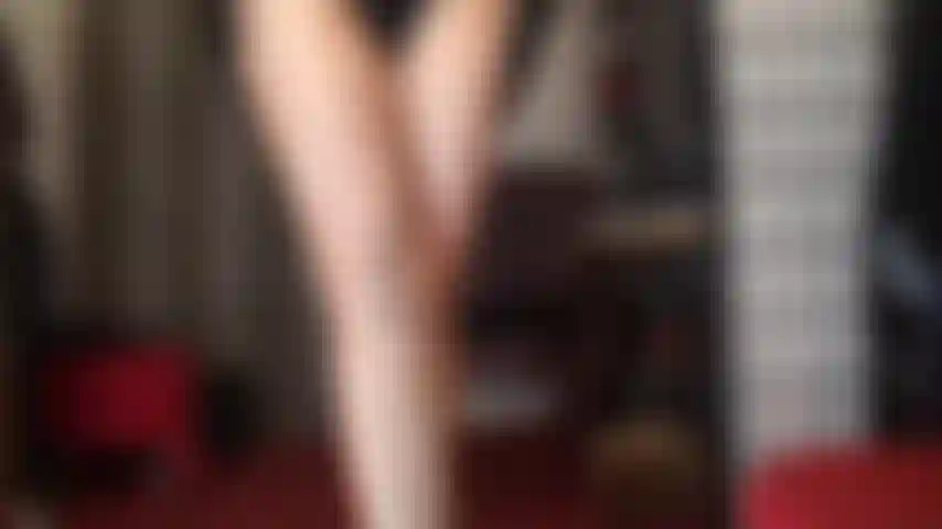 Gambe che ti fanno dire mmmmm - le gambe dei collant dorati più setosi e lucidi ti fanno diventare solo un'altra marionetta da accarezzare per la padrona vivian.