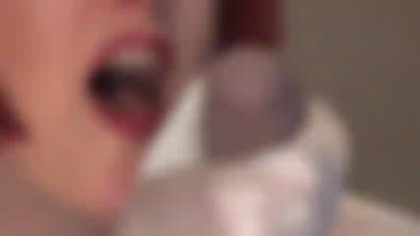 Un piccolo bacio, una piccola leccata... La padrona vivian ti invita ad avere il tuo primo cazzo.