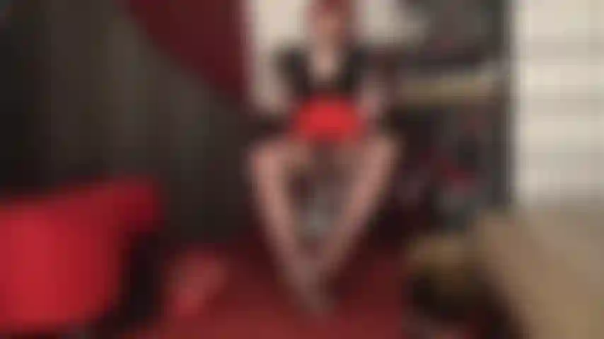 Sega coi piedi in collant e sega con i guanti di pelle - sia frontale che inversa, ti godrai le morbide suole in nylon che mungono lo sperma dal tuo membro pulsante. La padrona ti fa contorcere mentre ti tocca il cazzo con i suoi guanti di pelle in mezzo.