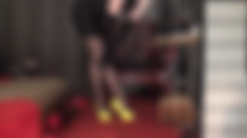 Sii un bravo ragazzo e fottimi le gambe e lo spazio tra le cosce. Hai sbavato su queste gambe di nylon per così tanto tempo. È ora che tu le scopi per bene.