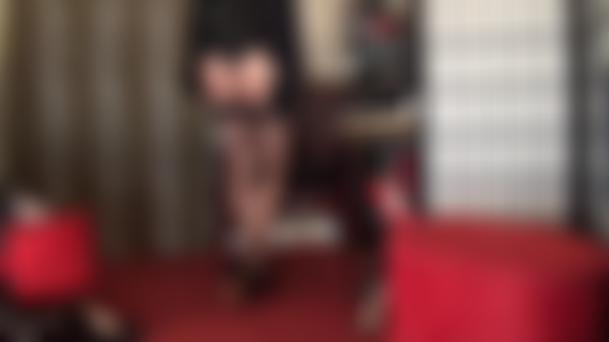 Le gambe con le calze sono il tuo punto debole: la padrona vivian mostra le sue incredibili gambe lunghe rivestite di strati di nylon.