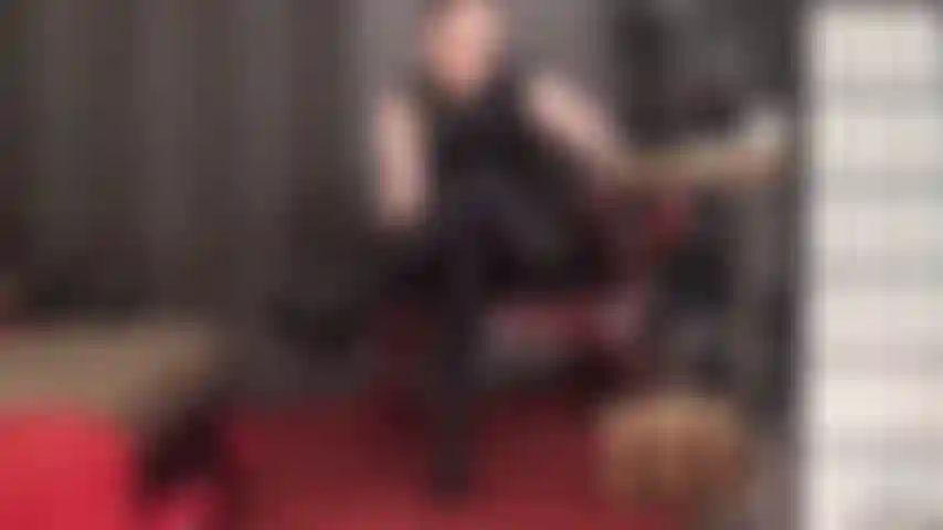 Queste gambe ti fanno impazzire: lasciati tentare da questa provocazione con gambe incrociate e allungate indossando un abito in pvc lucido, collant in spandex lucido nero leohex e stivaletti in vernice.