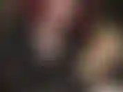 Il tuo cazzo è stuzzicato a mani nude e con guanti di raso dorato lucido.