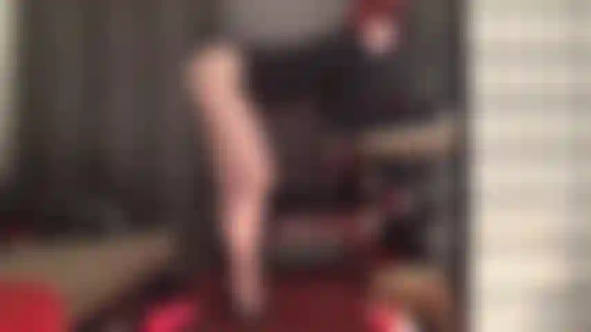 Che sfoggiando le sue incredibili gambe in collant, i suoi archi alti e la sua scollatura invitante in collant marroni trasparenti, ti finisce con le sue suole e dita dei piedi in nylon.