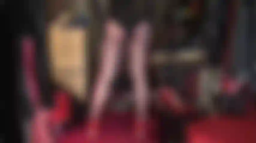 La padrona vivian sa come stuzzicare il tuo cazzo pulsante con il suo corpo incredibile in collant marrone lucido, décolleté con tacco in acciaio rosso e una sexy tuta scollatissima.