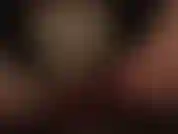 Una vista provocante e sexy tra le gambe lucide dei collant della padrona che rivelano le mutandine di raso setoso sottostanti.