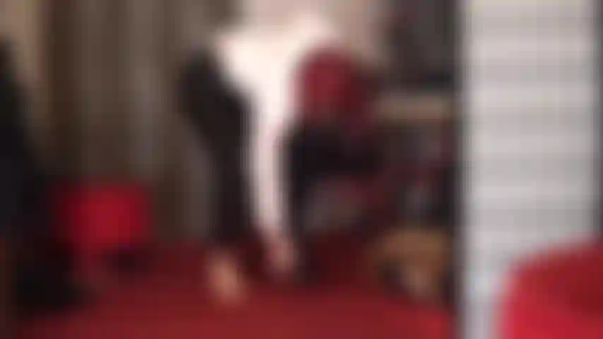 Cambio outfit: da una bella camicetta e leggings a stivali in pvc lucido, giacca e guanti.