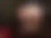 Adoro il culo, ho un enorme strapon nero e sono feticista dei piedi in collant color carne.