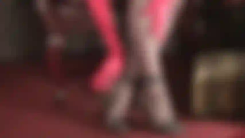 Sensualità in raso rosso - guanti di seta accarezzano lentamente ed esplorano le gambe e i piedi della dea in collant color caffè e sandali. (Femdom, feticismo dei piedi, tacchi alti, stiletti, feticismo dei guanti, guanti di raso, dita dei piedi in collant, piedi in nylon, adorazione dei piedi, archi plantari alti, sexy, tease).