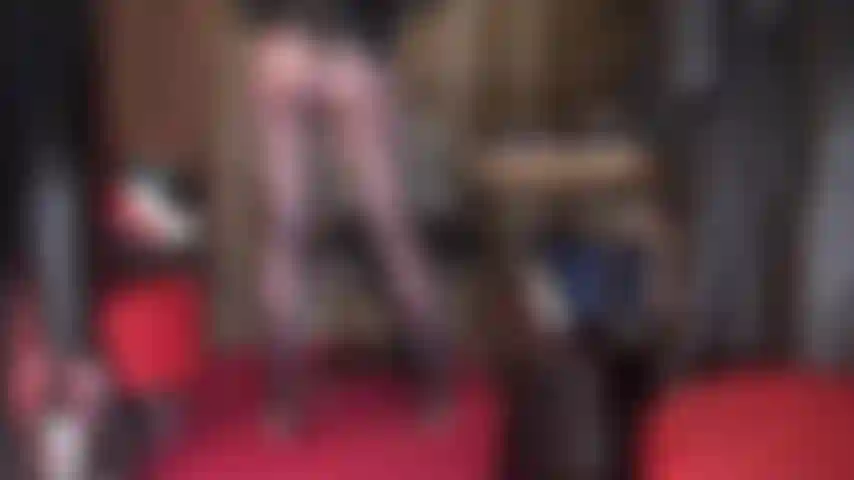 La dea dei collant si siede sul tuo viso, ti riempie di saliva e ti infila il suo piede di nylon in bocca. Collant lucidi blu scuro.