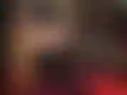 Una mistress in lattice con un grande strap-on bianco: dopo aver adorato il mio corpo in lattice attillato, riceverai un meritato pegging con 25 cm di cazzo di gomma bianca.