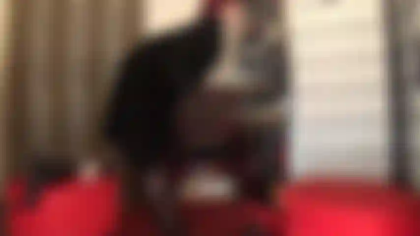 Feticista della pelliccia, dello strap-on, del pegging: lo schiavo della pelliccia ha un culo così stretto. Vestita con un lungo cappotto di pelliccia nera, frustino in mano, la padrona può sicuramente convincerlo a prendere il suo più piccolo ragazzo vergine con lo strap-on mentre il suo cazzo è avvolto in un morbido scialle di pelliccia.