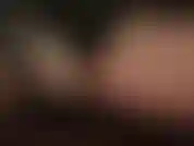 Il mio grosso cazzo gocciola! Guardami mentre mi masturbo con la saliva che gli cola dalla testa. Leccalo, puttana!