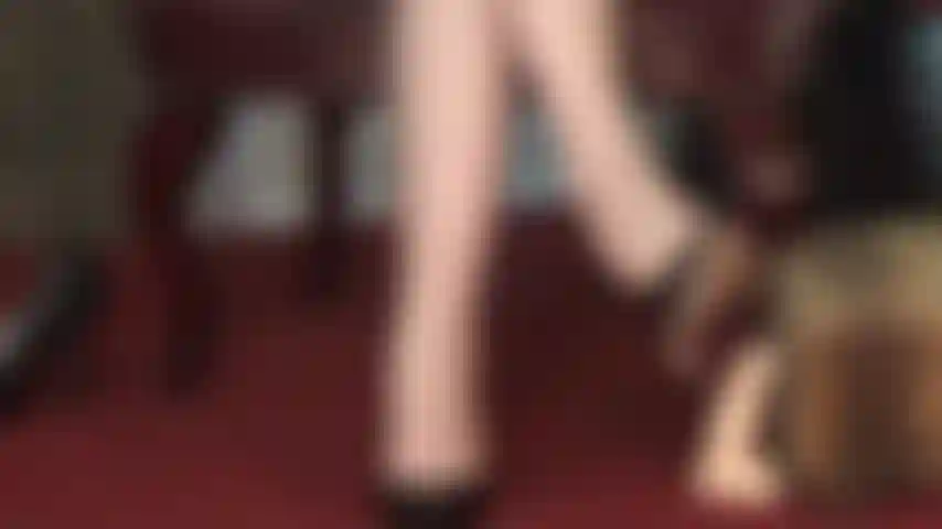 L'amore fa male: il tuo cazzo da schiavo sente l'amore dei miei tacchi a spillo, della mia frusta e dei miei piedi in collant.