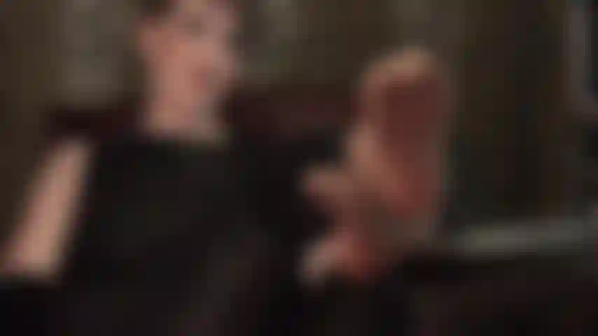 Adoratrice dei piedi in collant: con i piedi sollevati e le sue bellissime suole in nylon arcuate e le dita che si muovono davanti al tuo viso, la padrona ha tutta la tua attenzione.