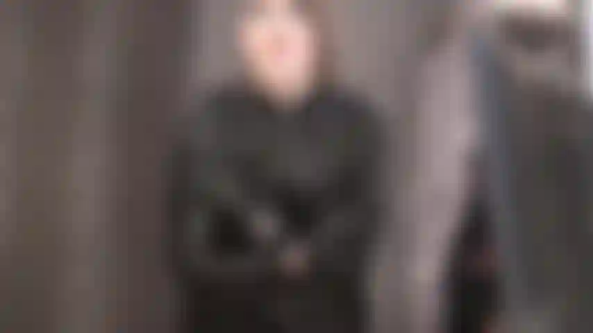 Curve sexy abbracciate da una stretta pelle nera: la pelle è la tua più grande debolezza.