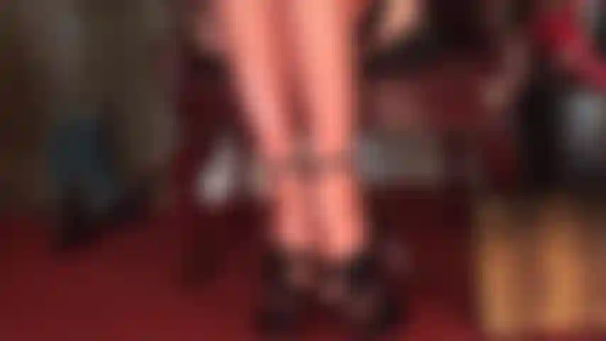 Calze trasparenti in lattice e tacchi a spillo - le dita dei piedi in lattice extra lucide e trasparenti spuntano dai tacchi a spillo. Le zeppe alte e i piedi rivestiti di gomma sono il tuo più grande feticismo.