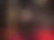 Faccio lavori manuali in pelle e pelliccia: stivali alti sopra il ginocchio in pelle, minigonna in pelle e un lungo e morbido cappotto di pelliccia.