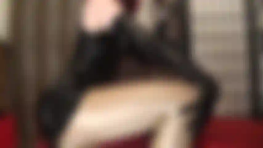 Un'intensa passione per i guanti in lattice nero.