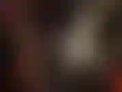 Una splendida padrona in pvc con un lungo cappotto in vinile lucido, guanti e stivali alti fino alla coscia.