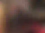 Con stivali di pelle e collant a rete con cuciture da adorare.