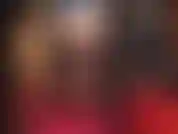 Una provocazione incredibilmente hot con culo nudo, calze con cuciture in pizzo, giarrettiere, tacchi alti e un enorme strapon.