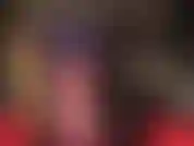 Il perfetto sedere rotondo della signora vivian è fantastico in questa gonna in lattice viola con lacci posteriori e collant viola lucidi e trasparenti.