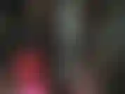 Adoro la dea del lattice. La padrona è vestita di lattice nero e rosso e mette in mostra le sue curve fantastiche, stuzzicando sensualmente con le sue lunghe gambe e il suo sedere.