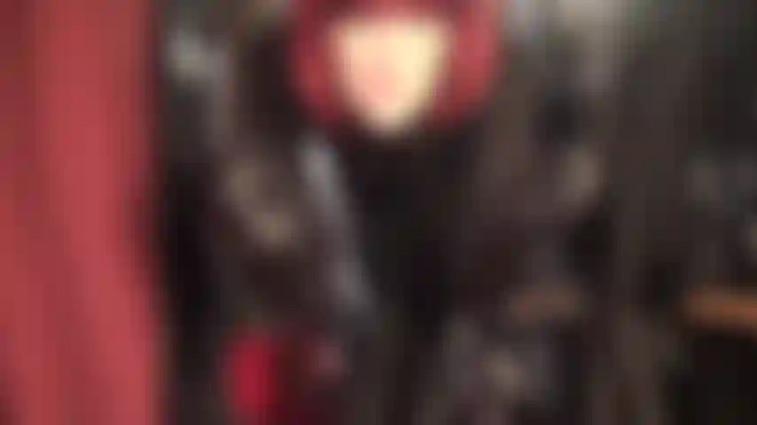 La padrona è vestita con un'elegante gonna di pelle nera, una camicetta di raso, stivali allacciati e lunghi guanti di pelle, e mi stuzzica con delle meravigliose gambe di collant di seta sotto.