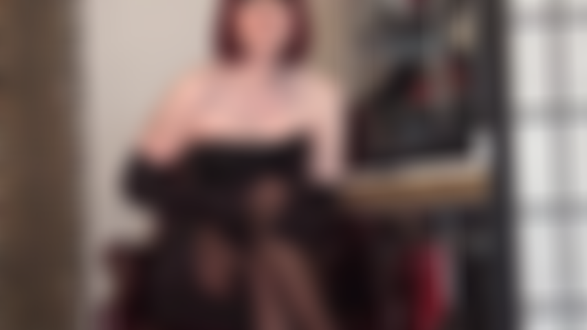 Una trappola per le cosce in collant neri con cuciture, seducente con le sue labbra color rossetto scuro e la cucitura dei suoi bellissimi collant, la padrona sa che quello che vuoi veramente è spingere il tuo cazzo nella piega delle sue gambe incrociate.
