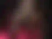 Indosso delle sexy mule con plateau e delle calze nere trasparenti.