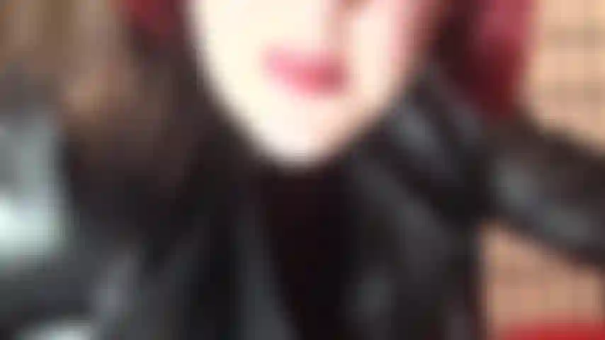 Feticista dello sputo: la mia padrona è così gentile da offrirti un sorso del suo gustoso sputo direttamente dalla sua bocca smaltata di rossetto rosso.