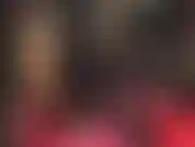 Un'appassionata di pantaloni di raso: li ami setosi e lucenti. La padrona ha il paio di pantaloni e la camicetta perfetti per te da adorare.