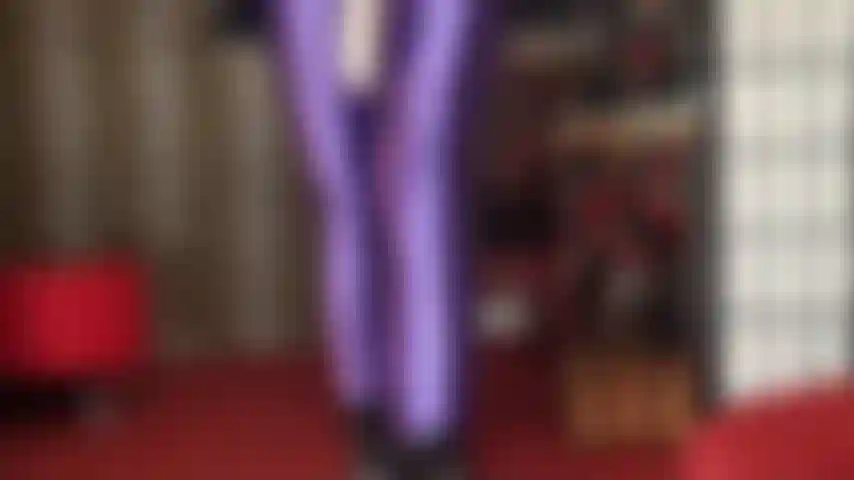 Una scopata violenta con strap-on in lycra viola metallizzata, pelle e stivaletti. Afferra le tue palle mentre prendi il cazzo della padrona.